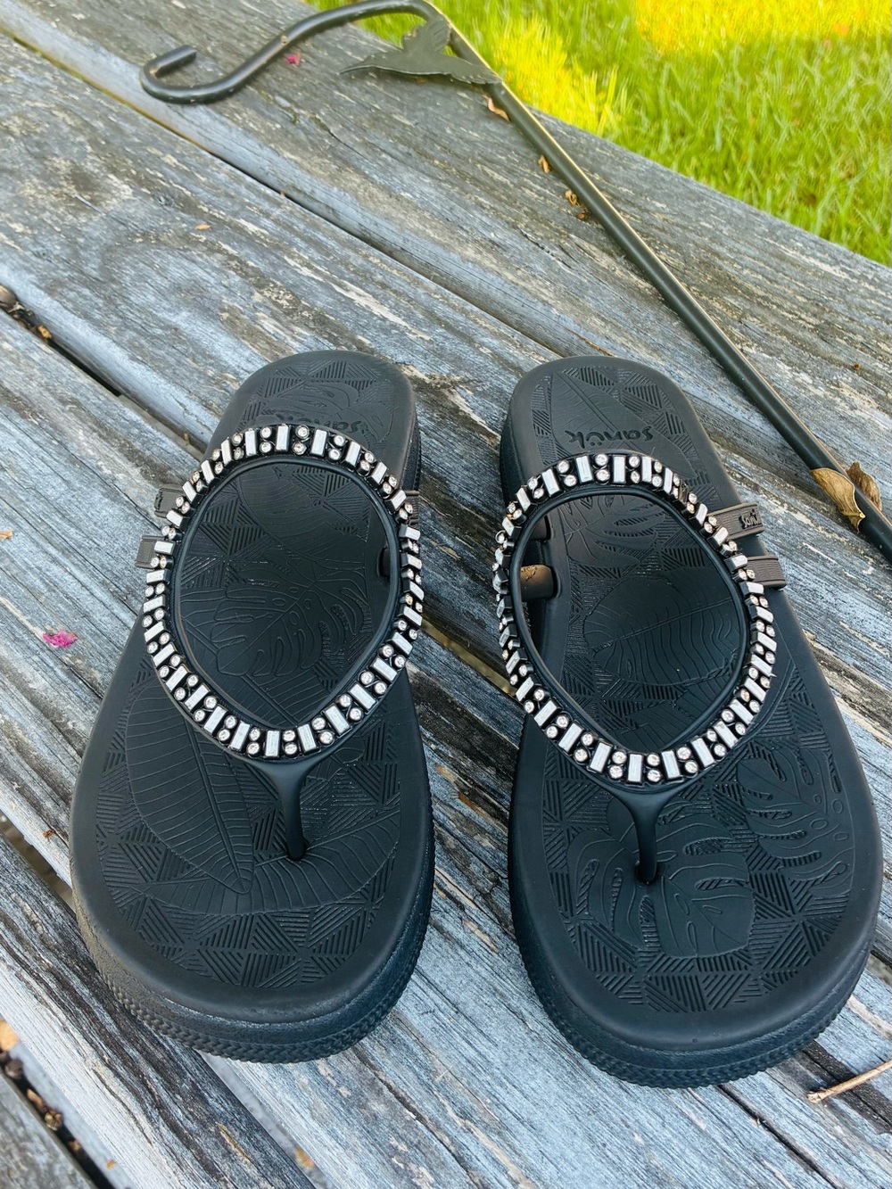 Sanuk Black Jeweled Circle Thong Sandals for Women